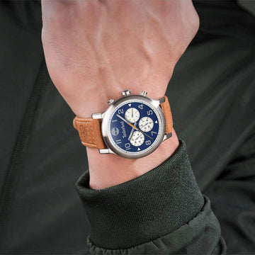 Αντρικό ρολόι Timberland Pancher TDWGF0028904 με καφέ δερμάτινο λουράκι και μπλε καντράν διαμέτρου 46mm με ημερομηνία και ημέρα.